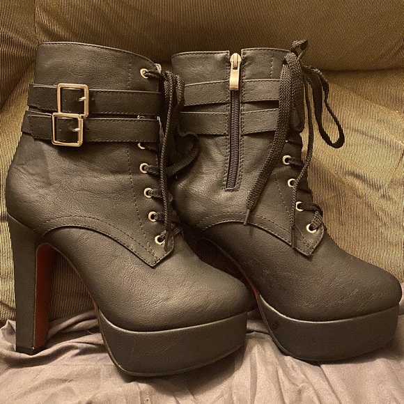 Shoes - Black booties